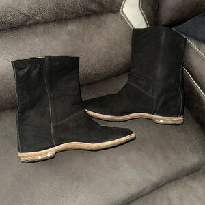 Beek boots size 8.5 but fits size 8​